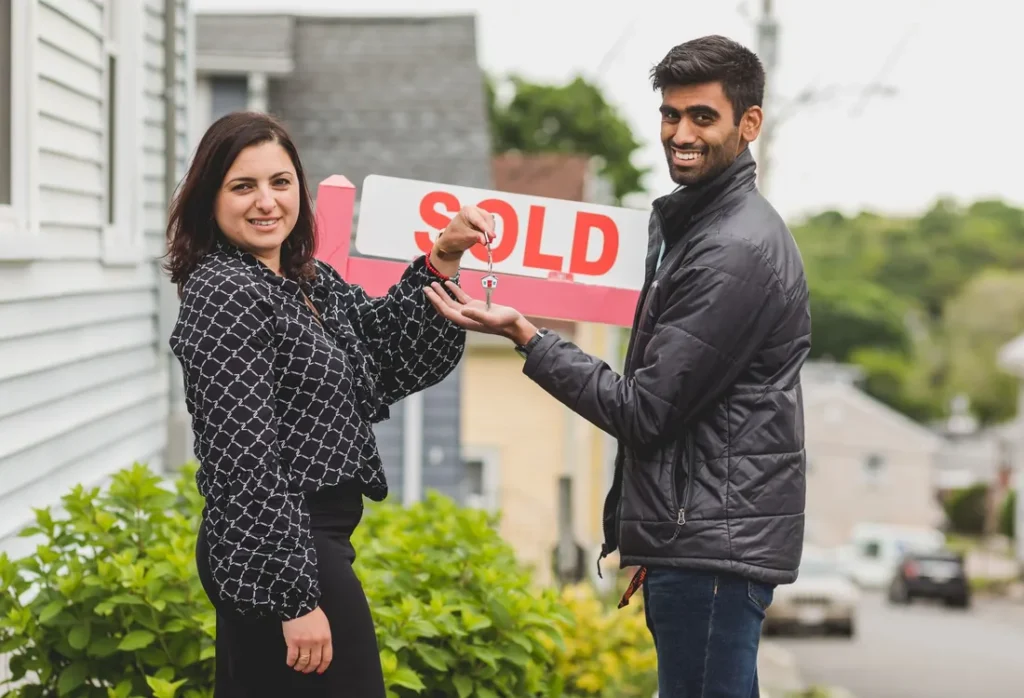Home buyers receiving keys after a lead captured through a real estate website